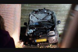 Auto vliegt in brand naast garagebox