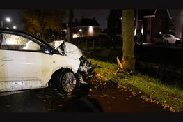 Auto tegen boom in Zwaag, bestuurder aangehouden