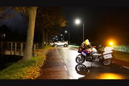 Auto tegen boom in Zwaag, bestuurder aangehouden