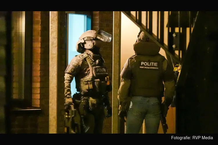 Dienst Speciale Interventies overmeesterd persoon in woning Midwoud