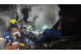 Hoge vlammen en veel schade bij meerdere brandstichtingen in Hoornse wijk