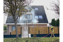 Brand in dak van woning aan de Koriander in Hoogkarspel, dakdekker voorkomt erger