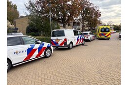Brandweer bevrijd ambulancepersoneel met patiënt uit lift aan de Pastoor Suidgeeststraat in Venhuizen