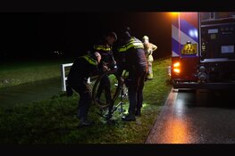 Openstaande fiets langs sloot in Grootebroek, zoekactie levert niets op