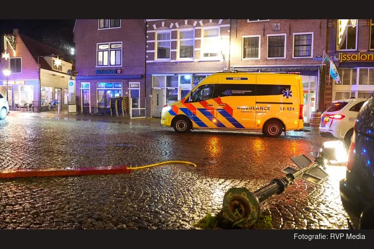 Man klimt in lantaarnpaal en raakt zwaargewond