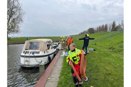 Opvarenden van lekgeslagen sloep gered bij Wijdenes