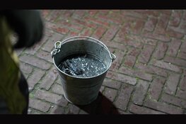 Accu vliegt in brand in woning. Flinke schade door roet en water