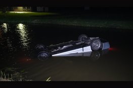 Auto raakt in de slip en belandt over de kop in sloot in De Goorn