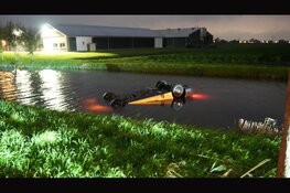 Auto raakt in de slip en belandt over de kop in sloot in De Goorn