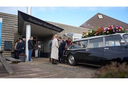 Rijschoolhouders en vrienden brengen laatste eer aan overleden rijschoolhouder en zwemleraar Ed van Rozelaar