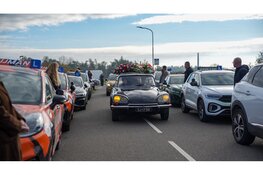 Rijschoolhouders en vrienden brengen laatste eer aan overleden rijschoolhouder en zwemleraar Ed van Rozelaar