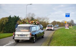 Rijschoolhouders en vrienden brengen laatste eer aan overleden rijschoolhouder en zwemleraar Ed van Rozelaar