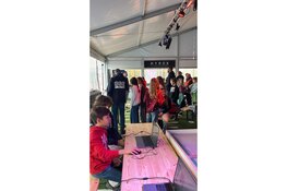 Technasiumleerlingen OSG West-Friesland laten basisschoolleerlingen techniek ontdekken op PET-event