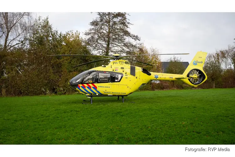 Traumahelikopter land op voetbalveld vanwege medische noodsituatie