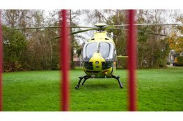 Traumahelikopter land op voetbalveld vanwege medische noodsituatie