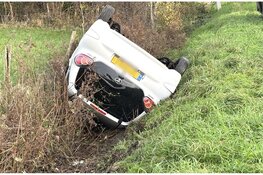 Auto met twee inzittenden op zijn kop op de Rikkert in Andijk