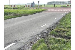 Auto met twee inzittenden op zijn kop op de Rikkert in Andijk