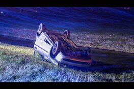 Auto vliegt over de kop op N241. Gladheid mogelijke oorzaak