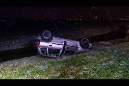 Auto vliegt over de kop op N241. Gladheid mogelijke oorzaak