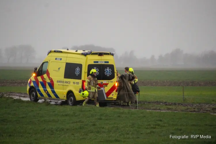 Brandweer redt natte jongens uit blubber op weiland