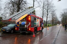 Brandweer redt natte jongens uit blubber op weiland