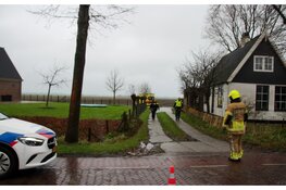 Brandweer redt natte jongens uit blubber op weiland