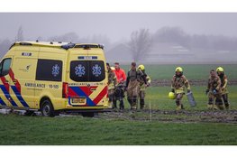 Brandweer redt natte jongens uit blubber op weiland