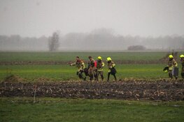 Brandweer redt natte jongens uit blubber op weiland