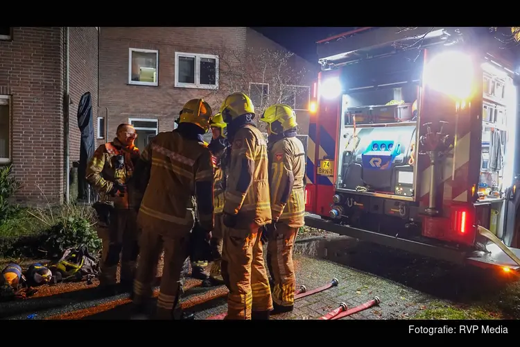 Veel rook en roetschade na brand in woning Midwoud