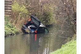 Auto rijdt in sloot in Zwaag, bestuurder aangehouden