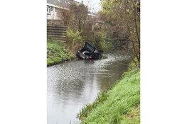 Auto rijdt in sloot in Zwaag, bestuurder aangehouden