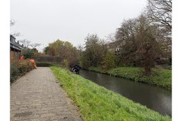 Auto rijdt in sloot in Zwaag, bestuurder aangehouden