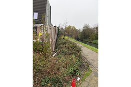 Auto rijdt in sloot in Zwaag, bestuurder aangehouden