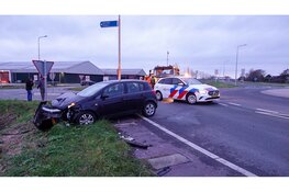 Aanrijding op rotonde zorgt voor veel schade aan auto's bij Spierdijk