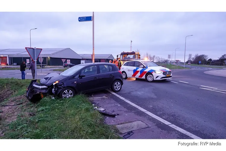 Aanrijding op rotonde zorgt voor veel schade aan auto's bij Spierdijk
