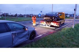 Aanrijding op rotonde zorgt voor veel schade aan auto's bij Spierdijk