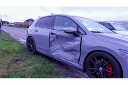 Aanrijding op rotonde zorgt voor veel schade aan auto's bij Spierdijk