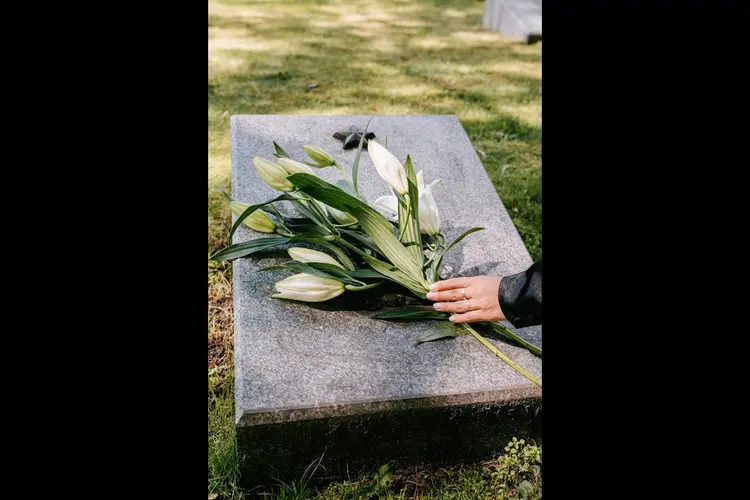 Onderhoud van natuurstenen grafmonumenten: hoe houd je ze mooi