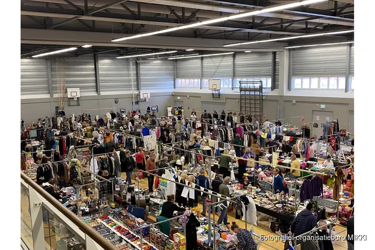 Snuisterijen, sfeer en kerstkoopjes op de Hoornse vlooienmarkt
