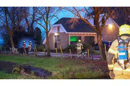Brandweer blust brand in woning Hauwert