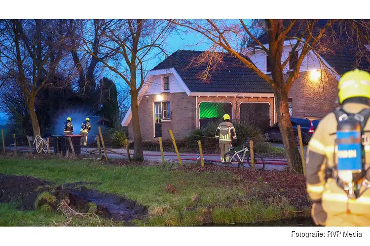 Brandweer blust brand in woning Hauwert