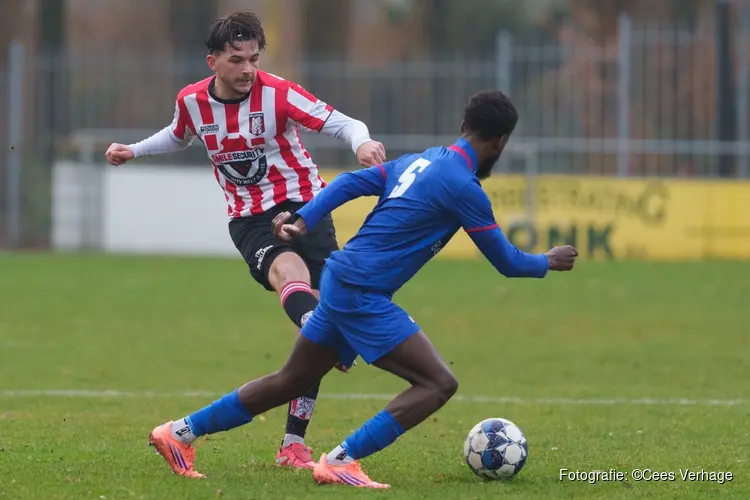 Hollandia wint met tien man van koploper