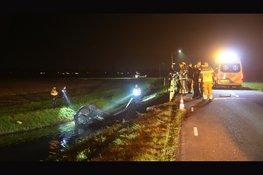 Auto over de kop aangetroffen in sloot. Brandweer zoekt naar inzittende