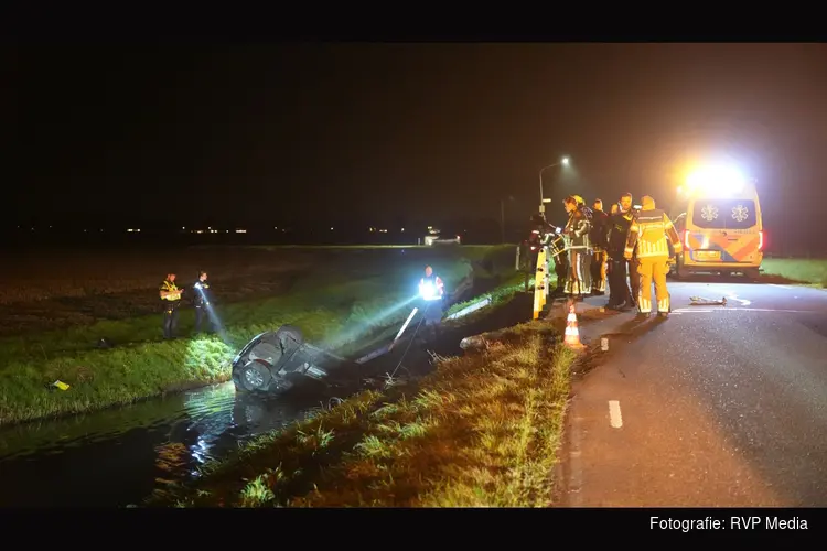 Auto over de kop aangetroffen in sloot. Brandweer zoekt naar inzittende