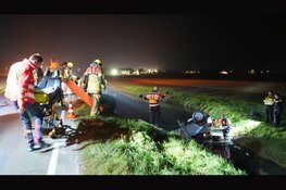 Auto over de kop aangetroffen in sloot. Brandweer zoekt naar inzittende