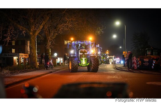 Sfeervolle Trekker Lichtjesoptocht brengt West-Friesland in kerstsfeer