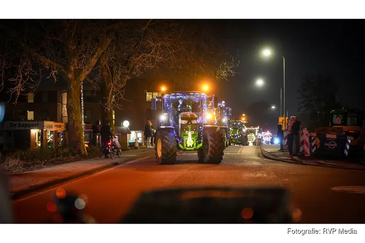 Sfeervolle Trekker Lichtjesoptocht brengt West-Friesland in kerstsfeer
