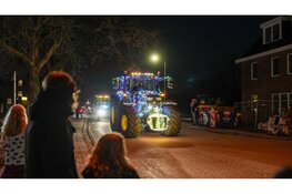 Sfeervolle Trekker Lichtjesoptocht brengt West-Friesland in kerstsfeer