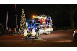 Sfeervolle Trekker Lichtjesoptocht brengt West-Friesland in kerstsfeer