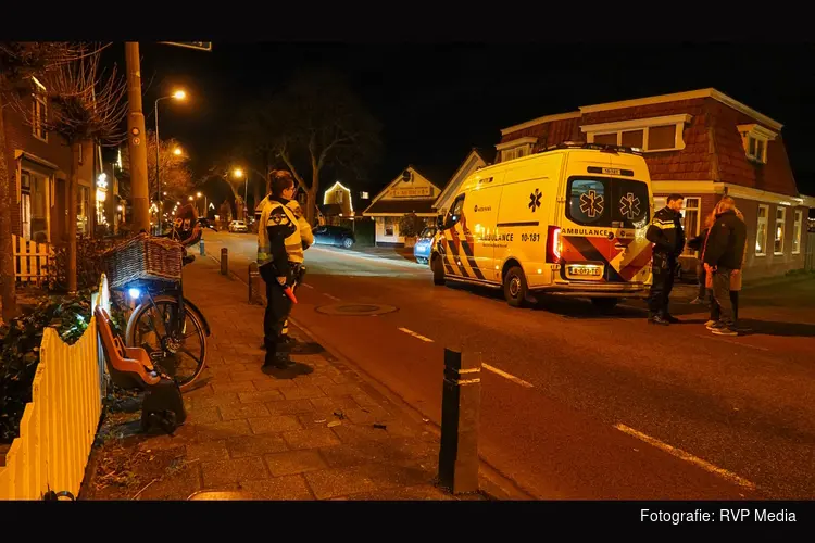 Fietser en bromfietser botsen op Dorpsstraat in Obdam
